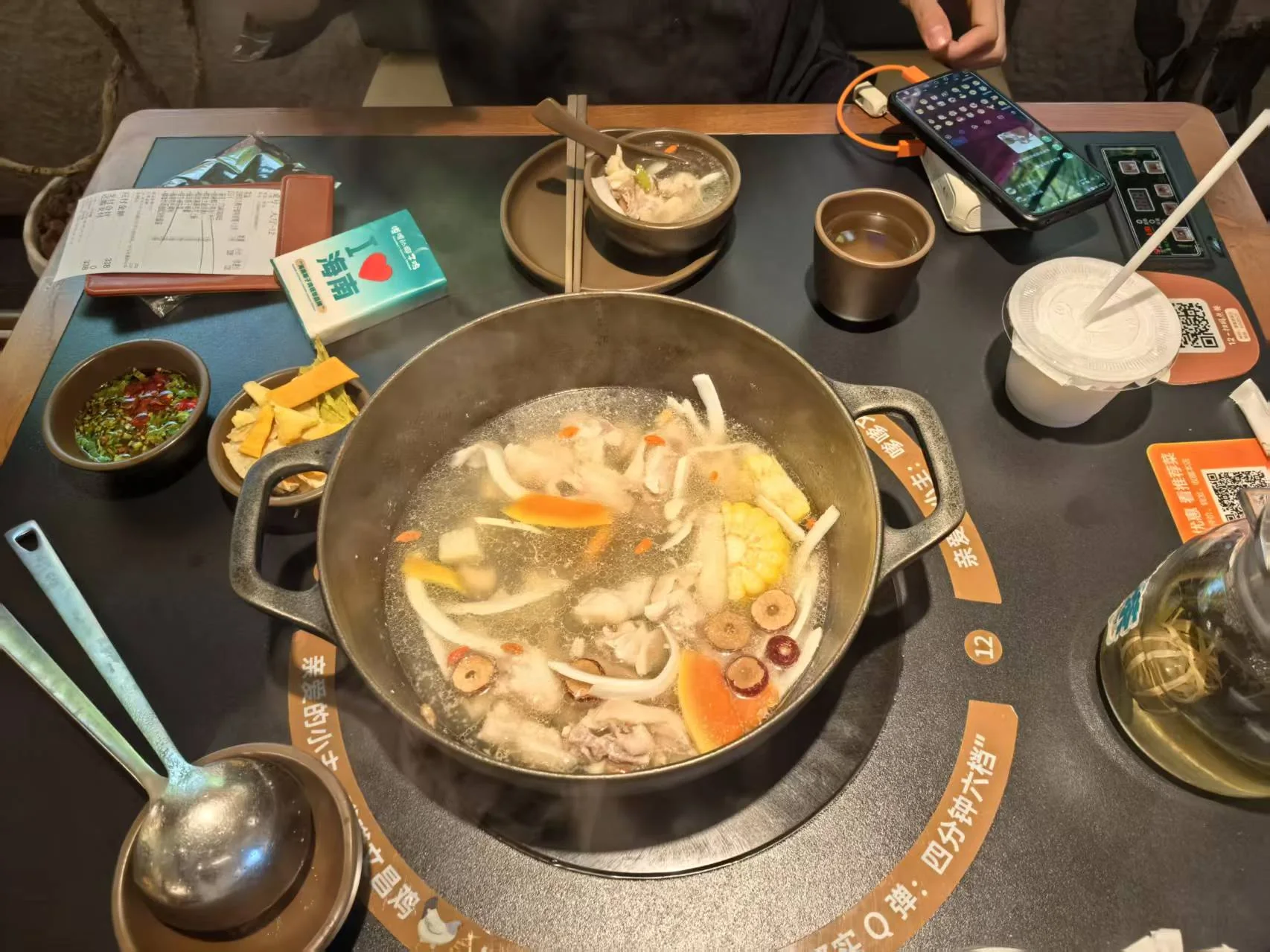 餐桌中央冒着热气的汤锅